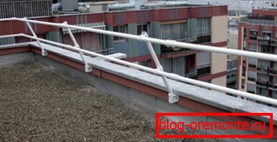 Parapet na obsługiwanym płaskim dachu