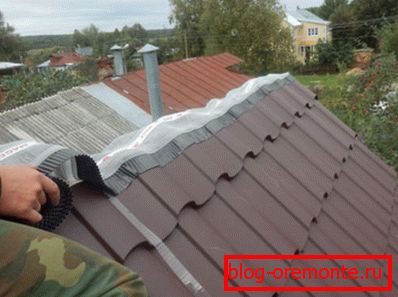 Montaż taśmy wentylacyjnej i aeratorów na dachu kalenicy