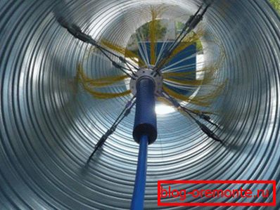 Proces wykrawania bandaża blokującego za pomocą plastikowego pędzla