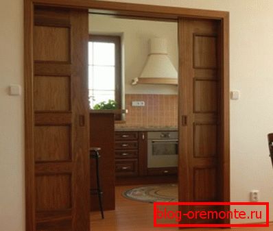 Instalacja przesuwnych drzwi drewnianych