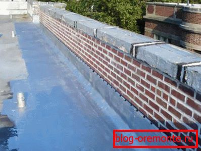 Parapet na wysokościowym budynku z płaskim dachem
