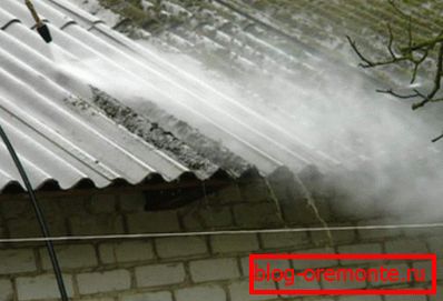 Proces czyszczenia dachu z silnym myciem