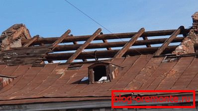 Usunięcie zadaszenia ze skośnej struktury przed przeglądem