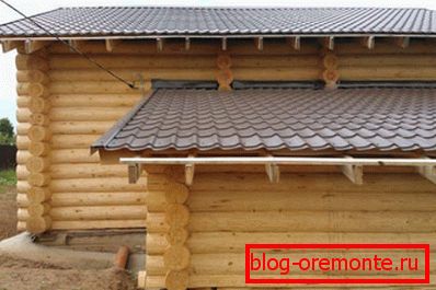 Kąpiel z jednostronną konstrukcją dachu, przymocowaną do domu