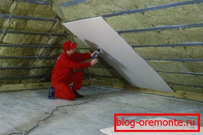 Proces instalacji wełny mineralnej na krokwiach