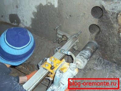 Wiercenie diamentowe otworów w betonie za pomocą specjalnych narzędzi
