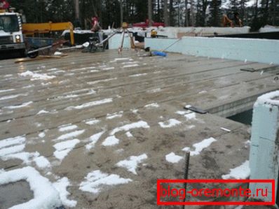 Beton zyskuje siłę prawie pod śniegiem. Beton zyskuje siłę prawie pod śniegiem.
