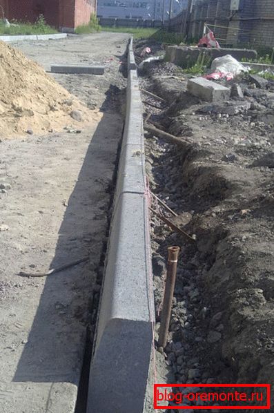 Betonowy krawężnik. Betonowy krawężnik.