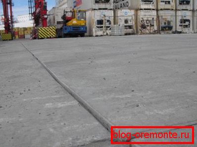 Platforma betonowa jest podzielona na sekcje kwadratowe. Platforma betonowa jest podzielona na sekcje kwadratowe.