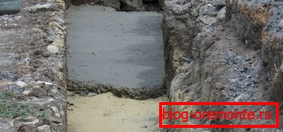 Poduszka betonowa pod podstawą taśmy. Poduszka betonowa pod podstawą taśmy.