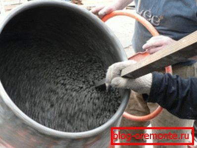 Mieszanka betonowa powinna być przygotowywana w małych ilościach, ponieważ szybko twardnieje. Mieszanka betonowa powinna być przygotowywana w małych ilościach, ponieważ szybko twardnieje.