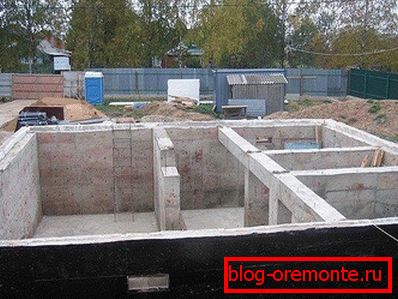 Fundament betonowy z odlewaną piwnicą pod domem z bloku piankowego Fundament betonowy z odlewaną piwnicą pod domem z bloku piankowego