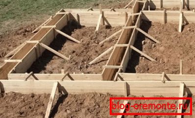 Niemożliwe jest uzyskanie gładkiego fundamentu bez deskowania. Niemożliwe jest uzyskanie gładkiego fundamentu bez deskowania.