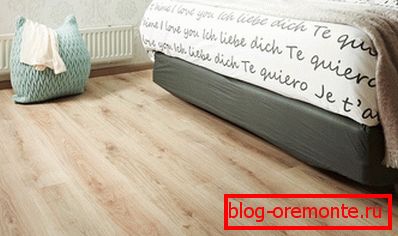 Beżowy laminat świetnie łączy się z szarymi meblami