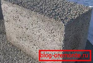 Blok ciężkiego betonu, którego waga musi być wzięta pod uwagę przy obliczaniu podstawy Blok ciężkiego betonu, którego waga musi być wzięta pod uwagę przy obliczaniu podstawy
