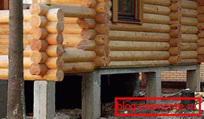 Dom z bali na lekkim fundamencie słupowym. Dom z bali na lekkim fundamencie słupowym.