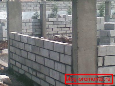 Aby wzmocnić konstrukcję tego materiału, projektanci zalecają stosowanie produktów betonowych do tworzenia naroży lub układania bloków gazowych Aby wzmocnić konstrukcję tego materiału, projektanci zalecają stosowanie produktów betonowych do tworzenia naroży lub układania bloków gazowych