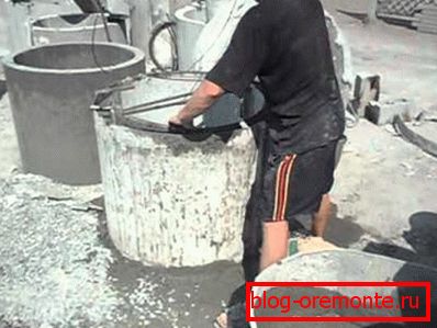 Zademonstrowano wlewanie betonu do formy. Zademonstrowano wlewanie betonu do formy.