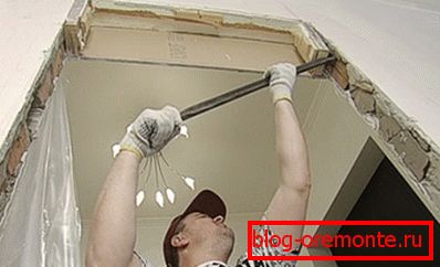 Demontaż starego pudła z otworu Demontaż starego pudła z otworu