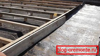 Drewniana skrzynia do łupków na betonowej podstawie