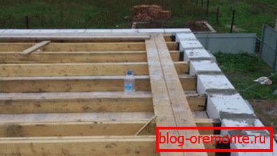 Drewniane belki, na których zostanie położone podłoże Drewniane belki, na których zostanie położone podłoże