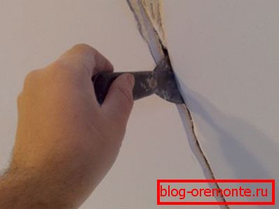 Ukośne pęknięcie na styku mas betonowych o różnych czasach zamarzania Ukośne pęknięcie na styku mas betonowych o różnych czasach zamarzania