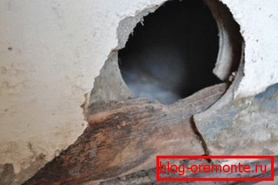 Długotrwały kontakt z wodą nie jest korzystny dla materiału. Na zdjęciu - przegroda między łazienką a kuchnią. Długotrwały kontakt z wodą nie jest korzystny dla materiału. Na zdjęciu - przegroda między łazienką a kuchnią.