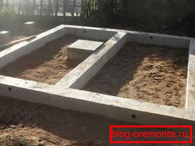 Do małej drewnianej konstrukcji nadaje się płytko zagłębiony fundament. Do małej drewnianej konstrukcji nadaje się płytko zagłębiony fundament.