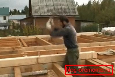 Aby przymocować drewno między nimi, wbija się w nie kołki. Aby przymocować drewno między nimi, wbija się w nie kołki.