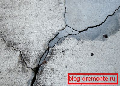 Przed uzyskaniem pełnej wytrzymałości beton łatwo pęka. Przed uzyskaniem pełnej wytrzymałości beton łatwo pęka.