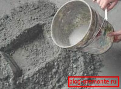 Dodanie wody do mieszaniny cementu prowadzi do powstania kamienia. Dodanie wody do mieszaniny cementu prowadzi do powstania kamienia.