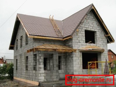 Dom z bloczków z betonu komórkowego w budowie. Dom z bloczków z betonu komórkowego w budowie.