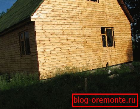 Dom pokryty drewnianą klapą