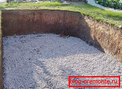Poduszka odwadniająca służy jako rodzaj bufora pomiędzy glebą a sadzawką, zapobiega uszkodzeniom podczas zamrażania. Poduszka odwadniająca służy jako rodzaj bufora pomiędzy glebą a sadzawką, zapobiega uszkodzeniom podczas zamrażania.