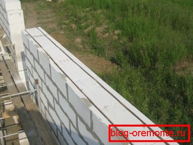 Dwa wątki zbrojenia podłużnego położone w odległości 60 mm od krawędzi bloku. Dwa wątki zbrojenia podłużnego położone w odległości 60 mm od krawędzi bloku.
