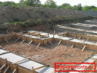 Jeśli chcesz zrobić piwniczkę lub piwnicę pod domem, powinieneś zbudować fundament pasków. Jeśli gleba pod domem jest luźna, mokra lub mączna, należy zbudować kolumnowy fundament. Jeśli chcesz zrobić piwniczkę lub piwnicę pod domem, powinieneś zbudować fundament pasków. Jeśli gleba pod domem jest luźna, mokra lub mączna, należy zbudować kolumnowy fundament.