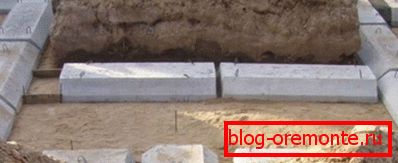 Fundamenty fotobudki w procesie układania pierwszego pasa Fundamenty fotobudki w procesie układania pierwszego pasa