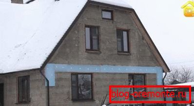 Zdjęcie dwupiętrowego domu z opilkobetona w zimie Zdjęcie dwupiętrowego domu z opilkobetona w zimie