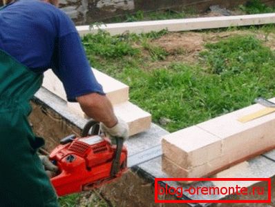 Zdjęcie izolacji hydroizolacyjnej i piłowania drewna dla połączenia narożnikowego Zdjęcie izolacji hydroizolacyjnej i piłowania drewna dla połączenia narożnikowego