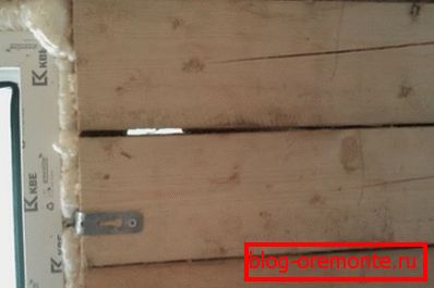 Zdjęcie szczeliny utworzonej przez skurcz materiału naturalnego wilgoci Zdjęcie szczeliny utworzonej przez skurcz materiału naturalnego wilgoci