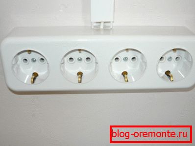 Zdjęcie zainstalowanego gniazdka dla czterech wyjść Zdjęcie zainstalowanego gniazdka dla czterech wyjść