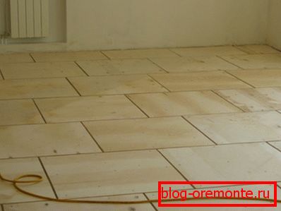 Zdjęcie wyrównanej podłogi za pomocą płyty laminowanej Zdjęcie wyrównanej podłogi za pomocą płyty laminowanej
