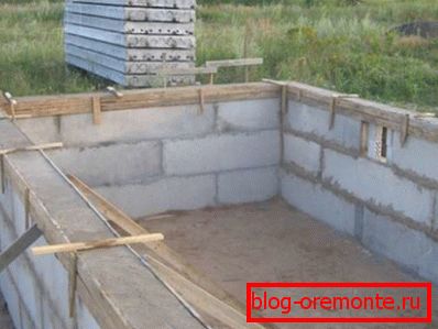 Fundament z taśmą z betonu zbrojonego. Fundament z taśmą z betonu zbrojonego.