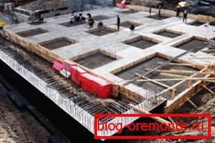 Fundament na budowie klatki schodowej musi być monolityczny. Fundament na budowie klatki schodowej musi być monolityczny.
