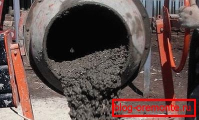 Gotowy beton jest rozładowywany bardzo ostrożnie. Gotowy beton jest rozładowywany bardzo ostrożnie.
