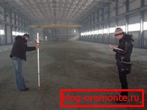 Wykonanie strzelania z betonowej podłogi odbywa się za pomocą poziomu lasera Wykonanie strzelania z betonowej podłogi odbywa się za pomocą poziomu lasera