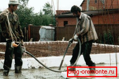 Używanie zanurzalnego wibratora podczas układania betonu Używanie zanurzalnego wibratora podczas układania betonu