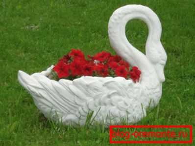Nie tylko szorstkie konstrukcje mogą być wykonane z betonu, ale także eleganckie rzeźby. Nie tylko szorstkie konstrukcje mogą być wykonane z betonu, ale także eleganckie rzeźby.