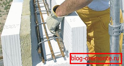 Wykonanie taśmy wzmacniającej za pomocą specjalnych bloków z betonu komórkowego, gdzie zakłada się połączenie ogólne i dodatkową izolację Wykonanie taśmy wzmacniającej za pomocą specjalnych bloków z betonu komórkowego, gdzie zakłada się połączenie ogólne i dodatkową izolację