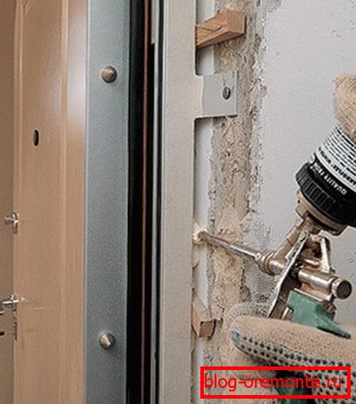 jak zainstalować drzwi stalowe